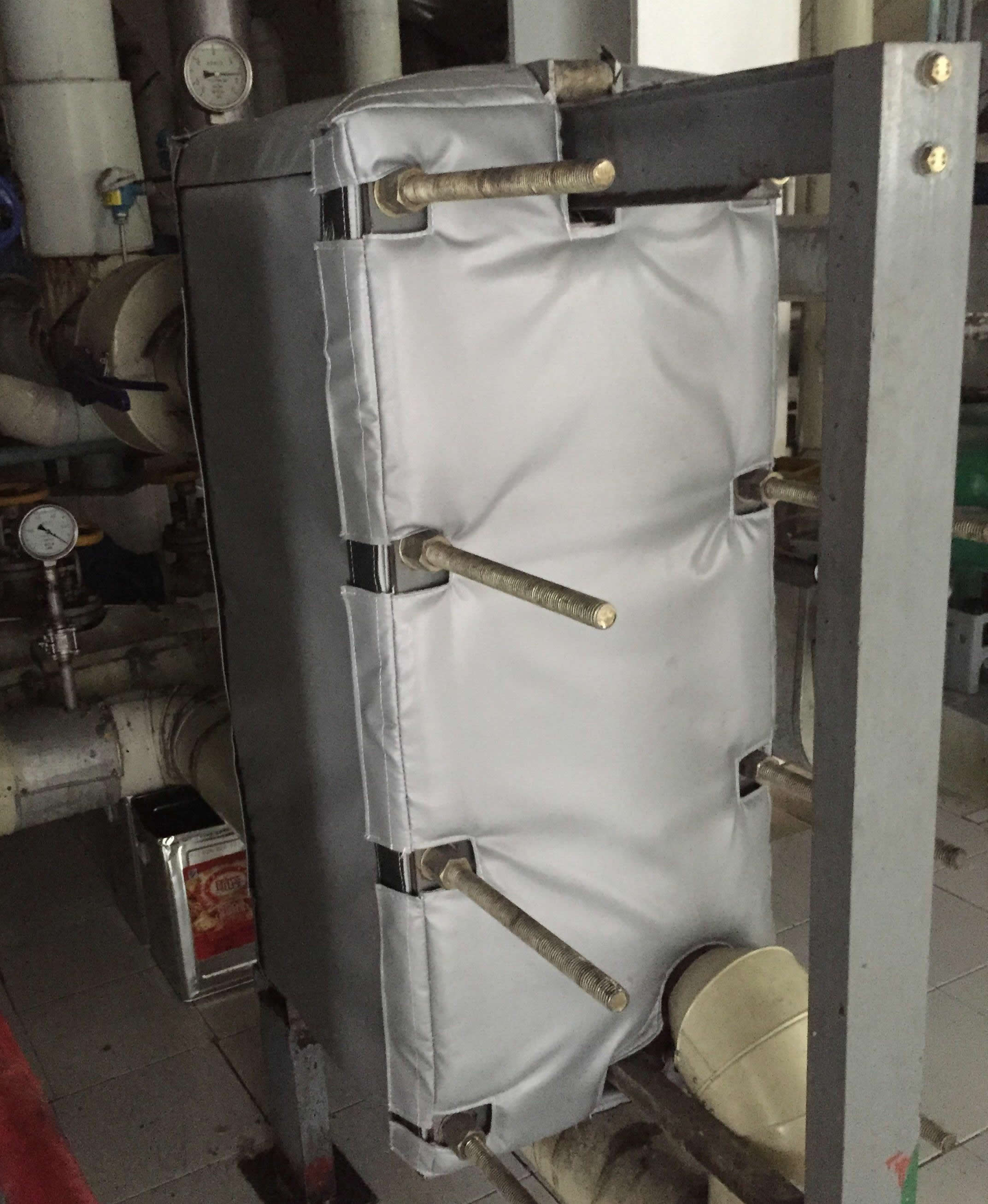 板式<a href=http://www.siweitape.com.cn/e/tags/?tagname=%E6%8D%A2%E7%83%AD%E5%99%A8%E4%BF%9D%E6%B8%A9 target=_blank class=infotextkey>換熱器保溫</a>套