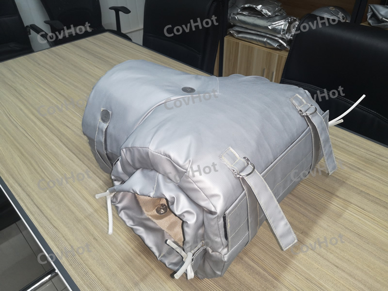 ? ? ? ?冬季氣溫逐漸變冷，我們大家自覺(jué)不自覺(jué)的都穿上了厚厚的衣服御寒。那么問(wèn)題來(lái)了，我們的設(shè)備是否“穿暖”了？要不要穿些東西？穿哪些可以溫暖過(guò)冬？ ? ? ? ?石油，電力，化工等很多行業(yè)裝置每年冬季都會(huì)開(kāi)展設(shè)備防凝凍工作，目的就是不凍壞一臺(tái)設(shè)備、一條管線。設(shè)備凝凍只是因?yàn)榄h(huán)境溫度的降低，解決這個(gè)問(wèn)題常規(guī)來(lái)說(shuō)不外乎就是做保溫。 ? ? ? ?為此，科好特開(kāi)發(fā)了可以與閥門及設(shè)備一同工作的可拆裝保溫產(chǎn)品，安裝和拆卸變得容易，可反復(fù)使用。<a href=http://www.siweitape.com.cn/e/tags/?tagname=%E9%98%80%E9%97%A8%E4%BF%9D%E6%B8%A9 target=_blank class=infotextkey>閥門保溫</a>產(chǎn)品用材屬于輕質(zhì)柔性無(wú)石棉材料，在高度復(fù)雜和狹窄的區(qū)域同樣可以很好使用，無(wú)論是截止閥、球閥等均可安裝。通常用戶只需提供閥門名稱型號(hào)和同一型號(hào)數(shù)量清單即可訂購(gòu)相應(yīng)的可拆卸<a href=http://www.siweitape.com.cn/e/tags/?tagname=%E9%98%80%E9%97%A8%E4%BF%9D%E6%B8%A9%E5%A5%97 target=_blank class=infotextkey><a href=http://www.siweitape.com.cn/e/tags/?tagname=%E9%98%80%E9%97%A8%E4%BF%9D%E6%B8%A9 target=_blank class=infotextkey>閥門保溫</a>套</a>了，特殊類型需要提供詳細(xì)規(guī)格或尺寸?？刹鹦?a href=http://www.siweitape.com.cn/e/tags/?tagname=%E9%98%80%E9%97%A8%E4%BF%9D%E6%B8%A9 target=_blank class=infotextkey>閥門保溫</a>產(chǎn)品外觀漂亮整潔、表面可擦洗，環(huán)保，無(wú)污染。 ? ? ? ?給閥門穿上“保暖衣”，給企業(yè)“錦上添花”！